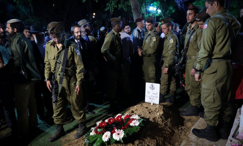 אלפים שרים "שפכי כמים ליבך" על הקבר של אלחי