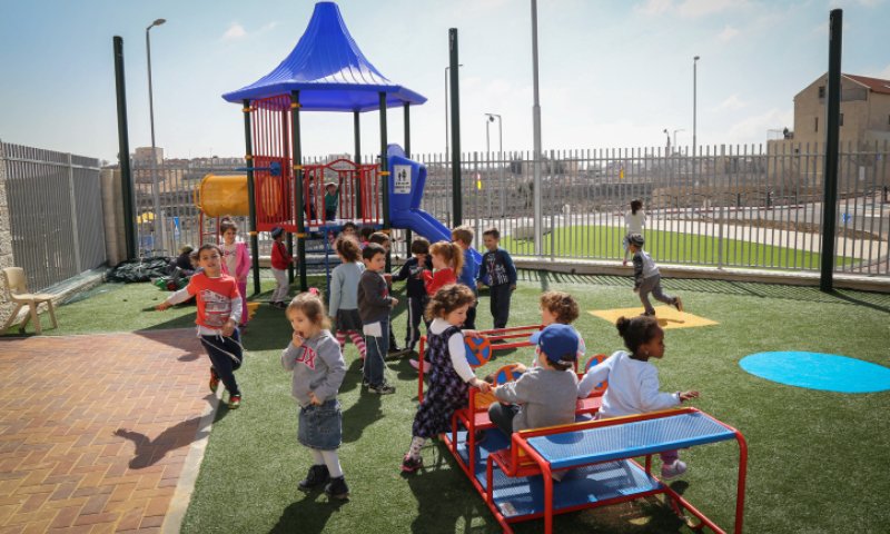 "לא ללמד ילדים בגן על השואה"