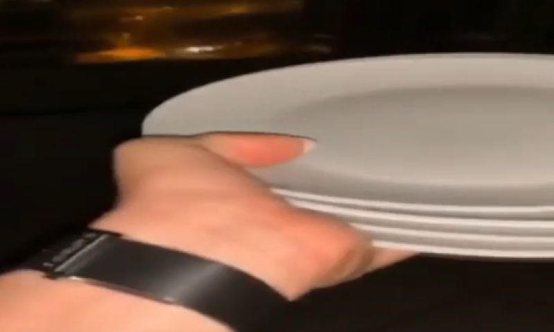 צפו: זרקו צלחות ממגדל יוקרה וסיכנו עוברי אורח