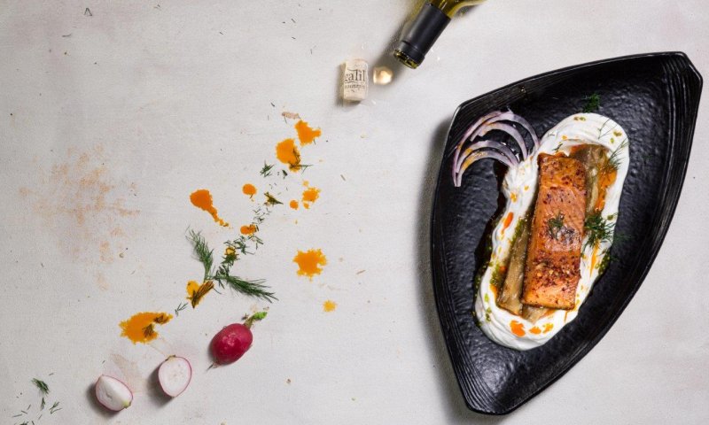 מנה ראשונה: פילה סלמון עם חציל ולבנה