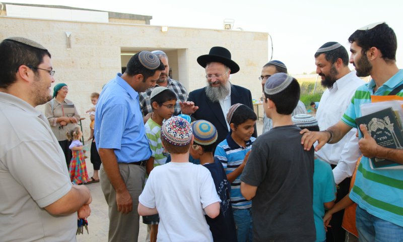 זוכרים את הרה"ג אליהו: מאות אנשים הגיעו לעצרת
