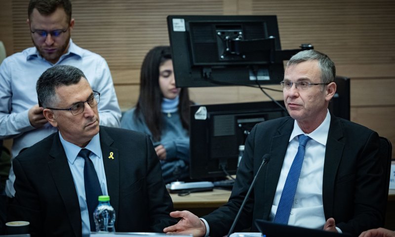 לוין וסער תוקפים את גנץ: "מפחד מיאיר גולן וכמה מפגינים"