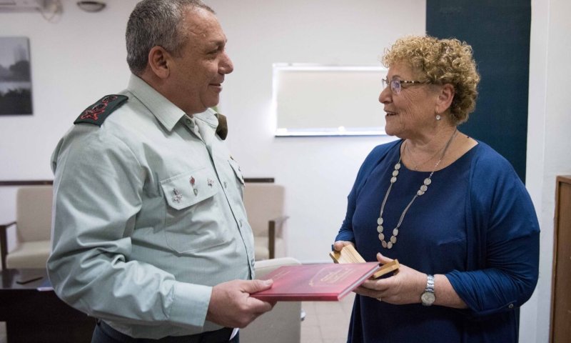 פיקד על אוריאל ואלירז: איזנקוט נפגש עם מרים פרץ