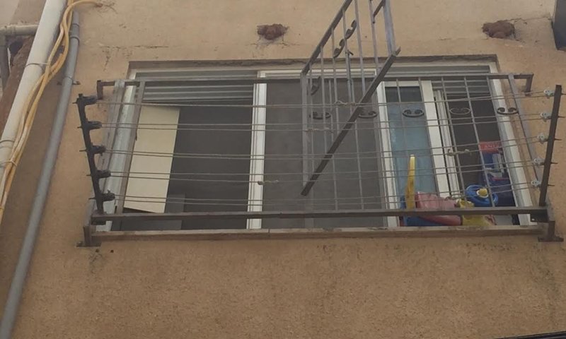 ילדה כבת 4 נפלה מגובה ברחוב לוי יצחק בבני ברק