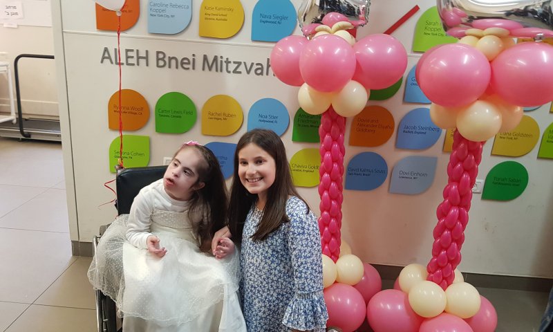 נאווה החליטה שהיא תחגוג בת מצווה עם אוריה