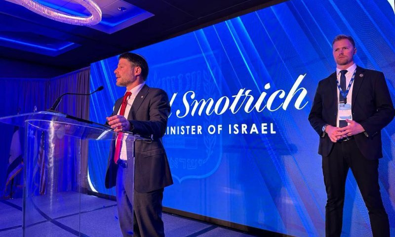 סימן לפשרה? סמוטריץ' יחזור הערב לארץ