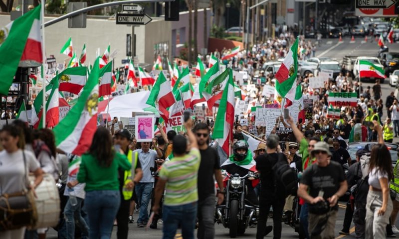 חוגגים ברחובות: מאות איראנים שמחים על הפסקת האש. צפו