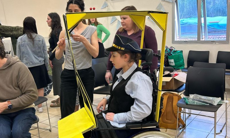 כיסא הגלגלים הפך לטנק: פרויקט התחפושות לילדים עם מוגבלויות