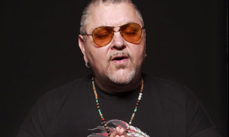 צפו: ארכדי דוכין בשיר מחאה כואב ליום השואה