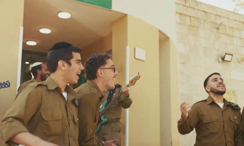 מחזקים את הרוח: להקת הרבנות הצבאית בקליפ חנוכה מקפיץ | צפו