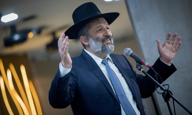 דרעי מקדם חוק עוקף בג"צ: גירוש מסתננים ללא הסכמה