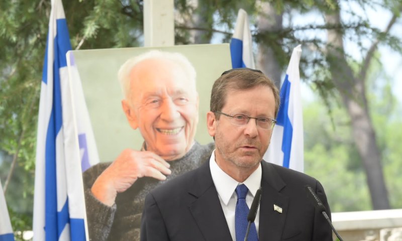 הרצוג באזכרתו של פרס: "הזמן לגלות אחריות"