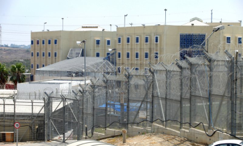 אסיר מתבצר בכלא רימונים: חשש לחיי סוהר שנורה