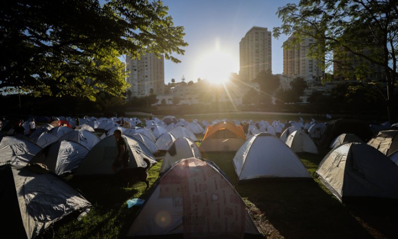 עיר אוהלים: מאות מפגינים ישנו הלילה בגן סאקר