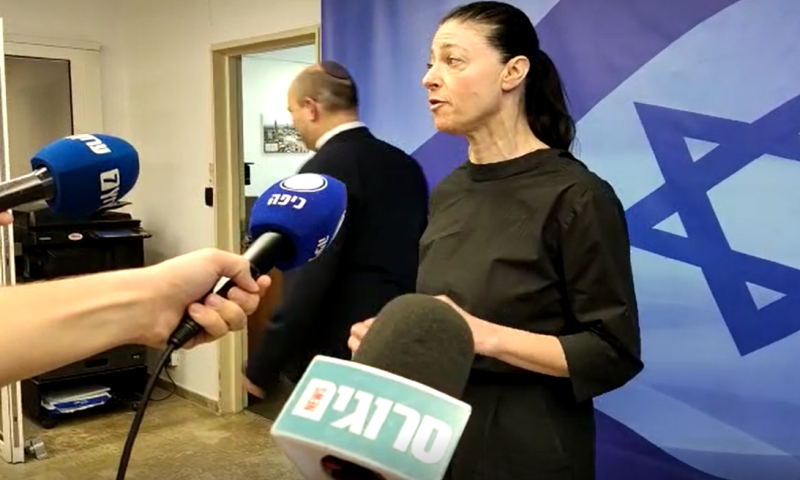 בזמן שמיכאלי מדברת: כך בנט חמק מהעיתונאים