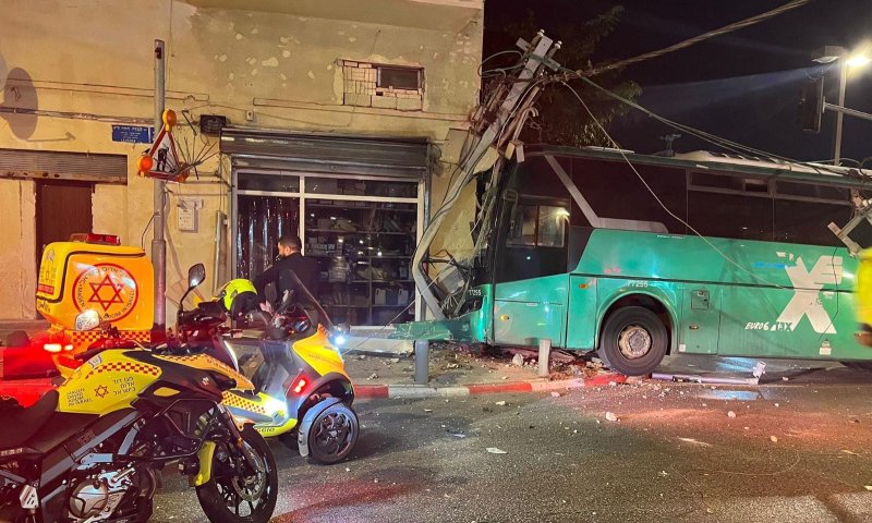 תאונה נוספת: אוטובוס התנגש בבניין בתל אביב