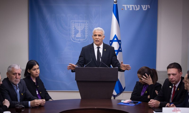 לפיד פנה לצעיר החרדי: 'הגיוס הוא לא תוכנית כבקשתך'