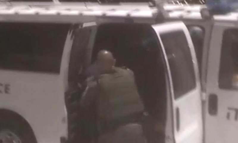 צפו: השוטר תועד מכה ללא סיבה את הצעיר מעפרה