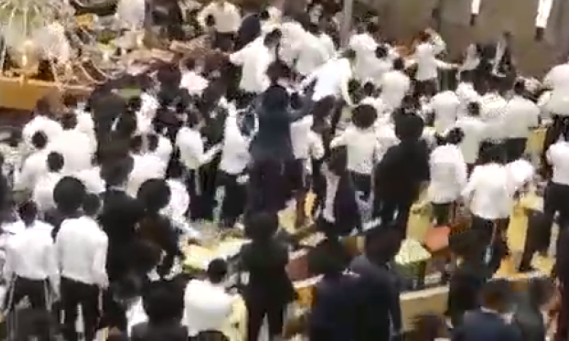 חילול השם | שוב מכות בישיבת פונוביז' &bull; צפו: