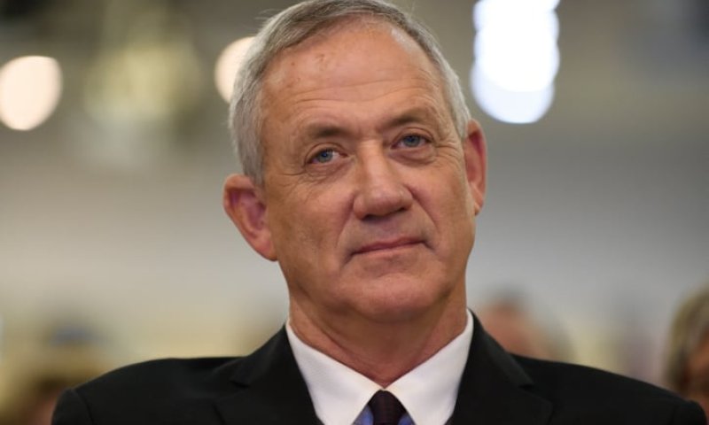 "גנץ, תתבייש. אנחנו טובים רק כדי למות בשדה הקרב?"