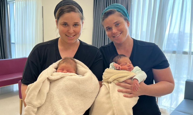 מזל טוב: שתי התאומות הזהות ילדו יחד בן באותו יום