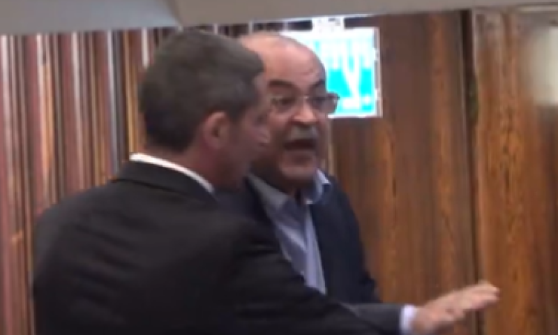 אחמד טיבי הוצא בכוח מהמליאה: "אתה אפס". צפו