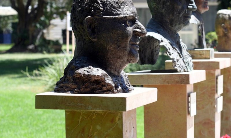 ריבלין בשדרת בנשיאים: פסלו הוצב בבית הנשיא