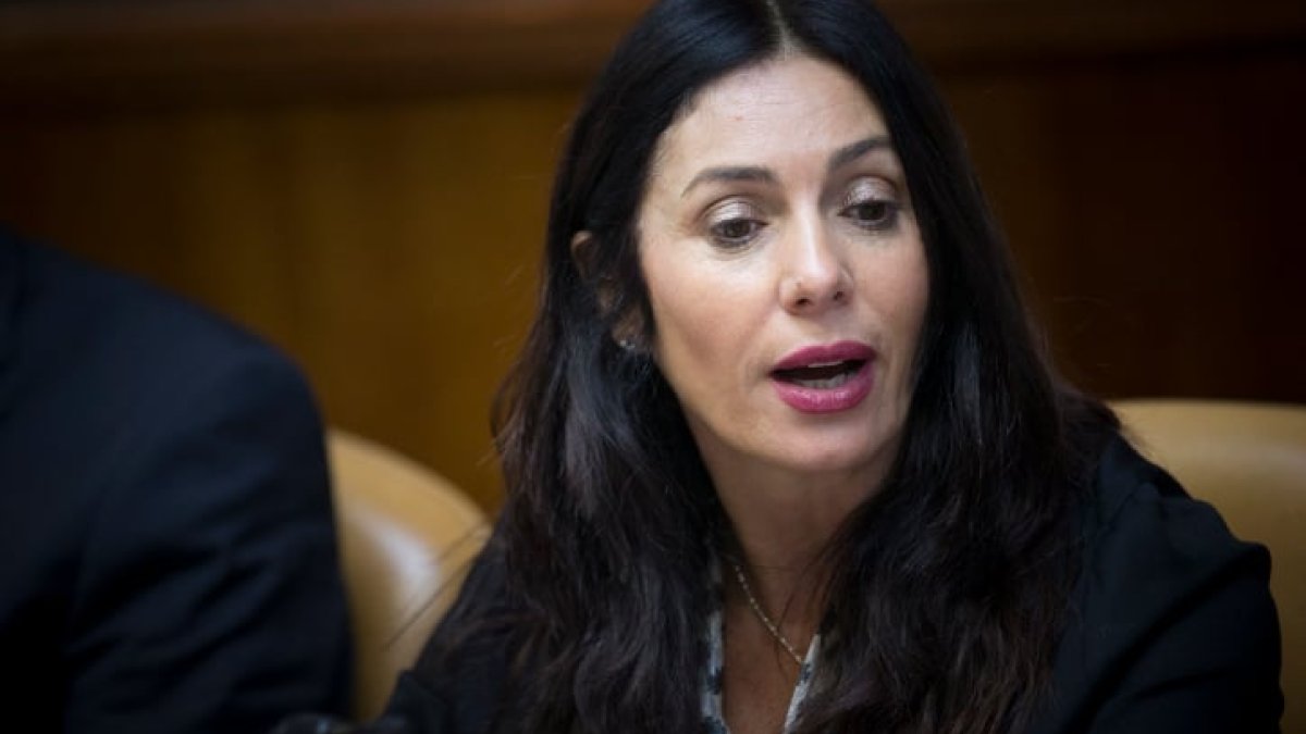 מירי רגב משיבה אש: 