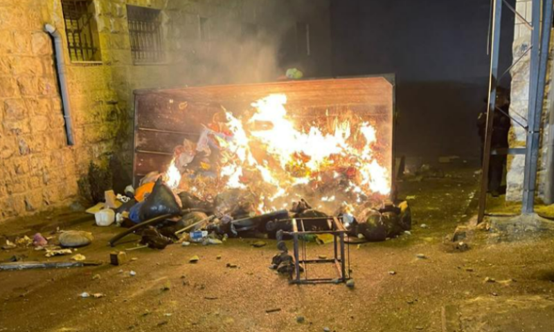 אובדן שליטה בי-ם: שוטרים פצועים, הצתות וירי חי