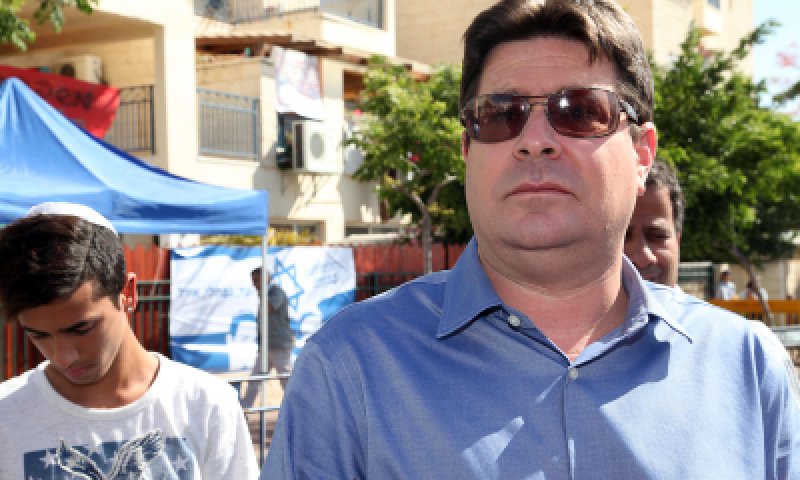 אקוניס לאבו מאזן: "פרק את ממשלת הטרור"