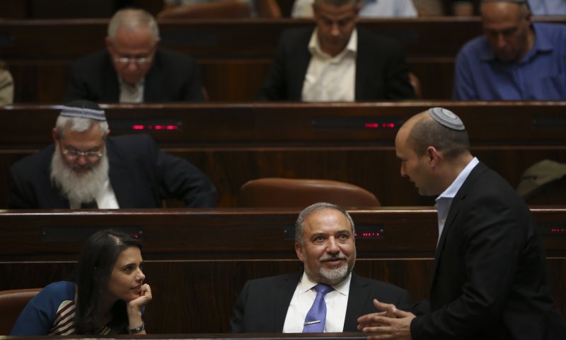 ליברמן ובנט בחילופי האשמות: "שר ביטחון חלש"