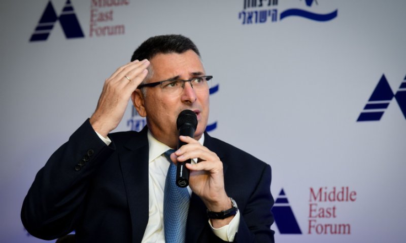 גדעון סער נגד שידור הסדרה של עמית סגל