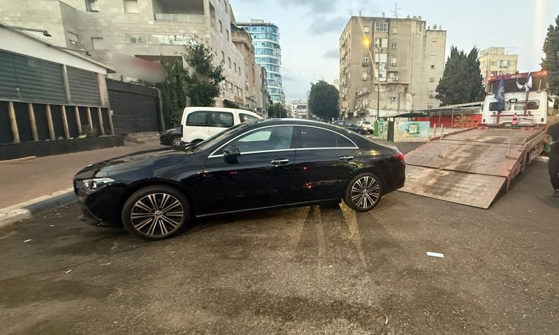 הורד מהכביש: נהג מרצדס נעצר לאחר שנסע ללא רישיון וטסט