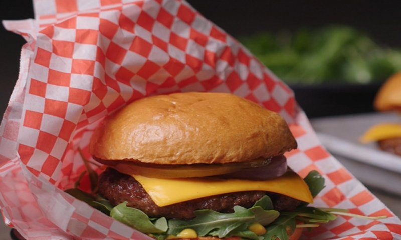 קלאס: המבורגר וואגיו בגריל עם גבינה טבעונית