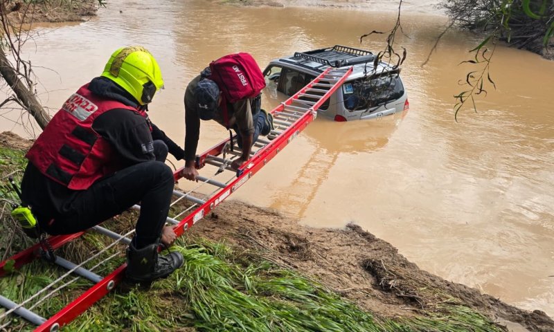 נזקי מזג האוויר: שלושה חולצו מבוץ בנחל שורק; נהג חולץ ברעים