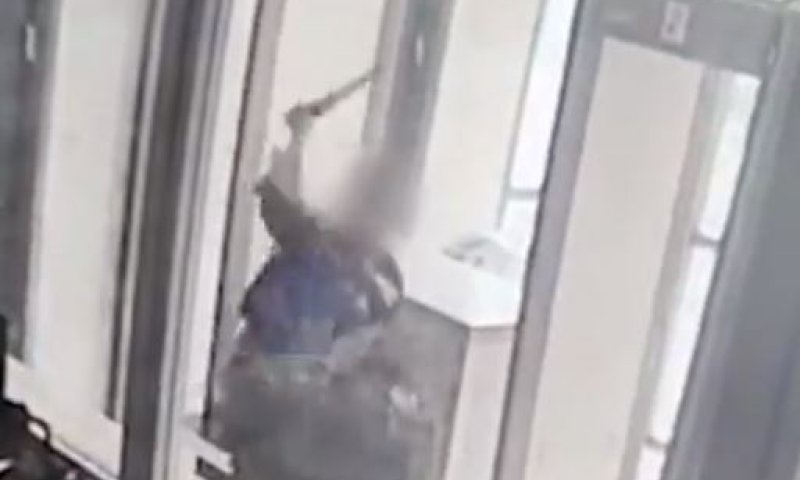 מתנפל, שולף ודוקר: תיעוד פיגוע הדקירה בחברון. צפו