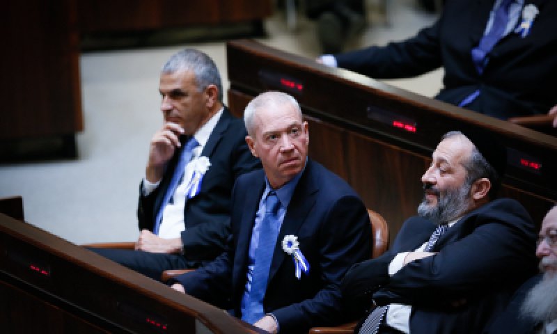 דרעי לא מתכוון לוותר לכחלון; המשא ומתן הקואליציוני תקוע