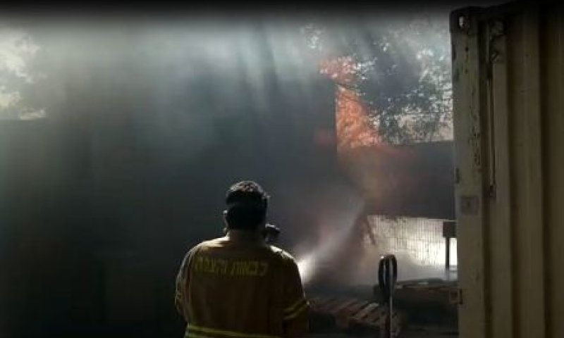 שריפה בכניסה למועצת שדות נגב בעוטף עזה. צפו