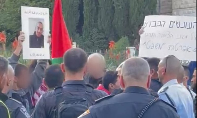 המשטרה חוקרת שלושה ערבים שהניפו דגלי אש"ף