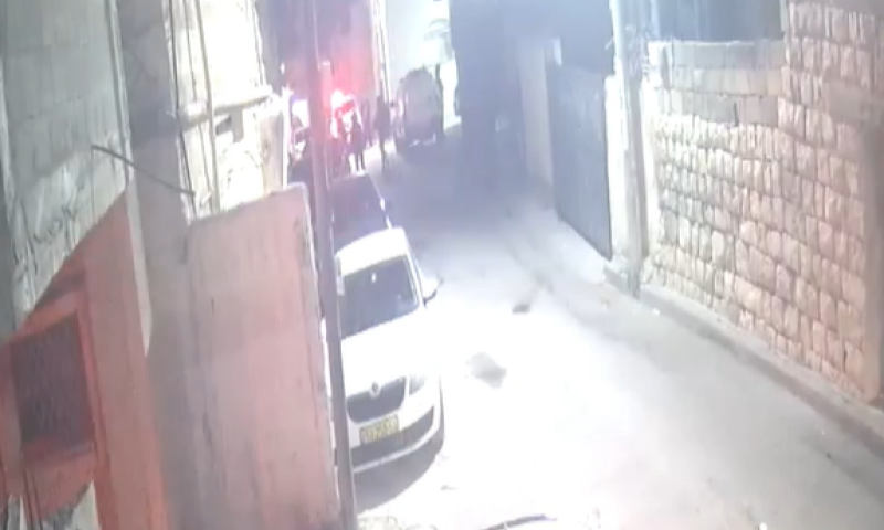 הזעיק שוטרים, ירה ודרס אותם. צפו בתיעוד הפיגוע