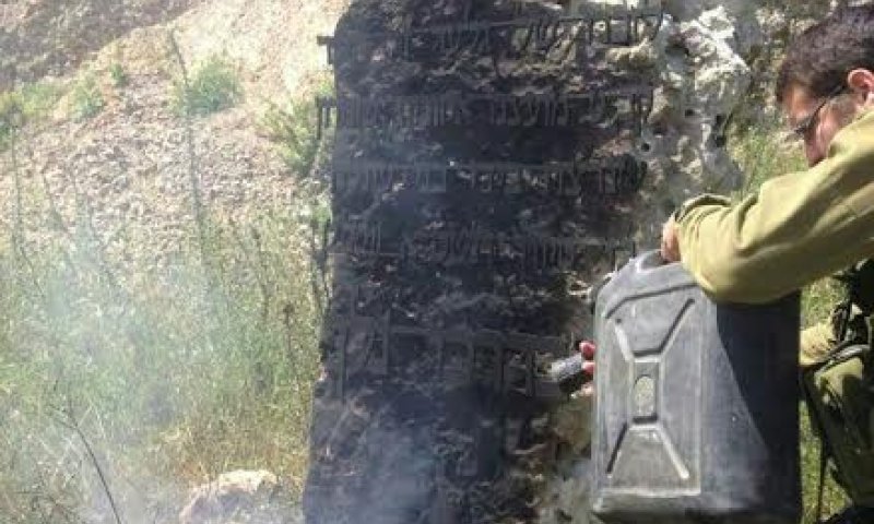 ערבים שרפו את האנדרטה לזכר גלעד זר