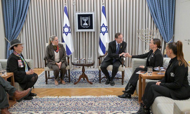 הרצוג נפגש עם אם החטוף: "יש מו"מ מאחור הקלעים לעסקה"