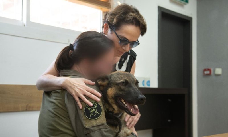 בני משפחת קמחי נפגשו עם החיילת שאיתרה את גופתו