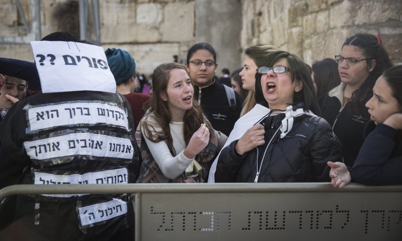 רחל עזריה מציעה: מחיצה בין נשות הכותל לחרדיות