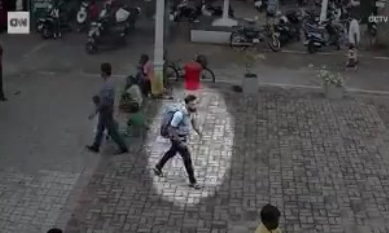 תיעוד: המחבל עם תיק גב נכנס לכנסייה ומתפוצץ