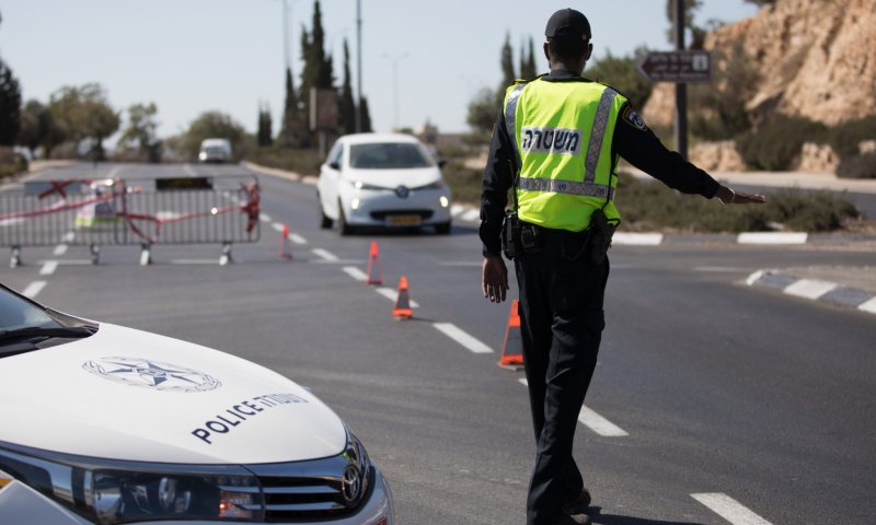 צפו: פלסטיני ברכב חטף נשק משוטר ונמלט לחברון