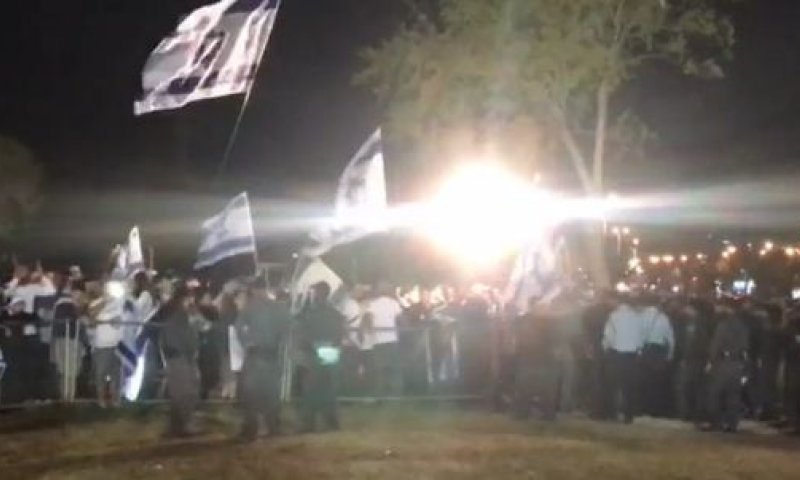 'מוות לבוגדים' &bull; עימותים בטקס הזכרון המשותף. צפו