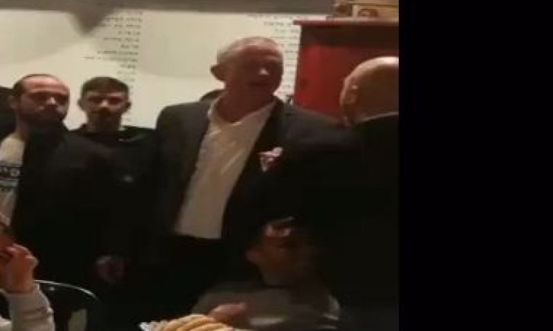 גנץ הגיע לשוק וקיבל קריאות "היידה ביבי". צפו