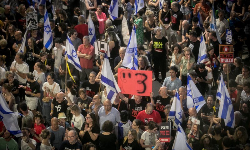 אם החייל חטוף חשפה: "קיבלתי ממנו אות חיים"