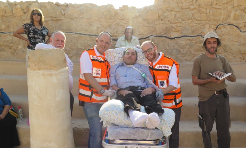 משותק ומונשם, כבש את פסגת מצדה